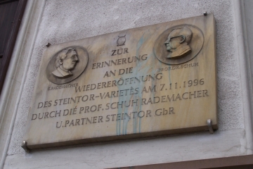 Gedenktafel an die Professoren Schuh/Rademacher am Steintor-Varieté in Halle (Saale)